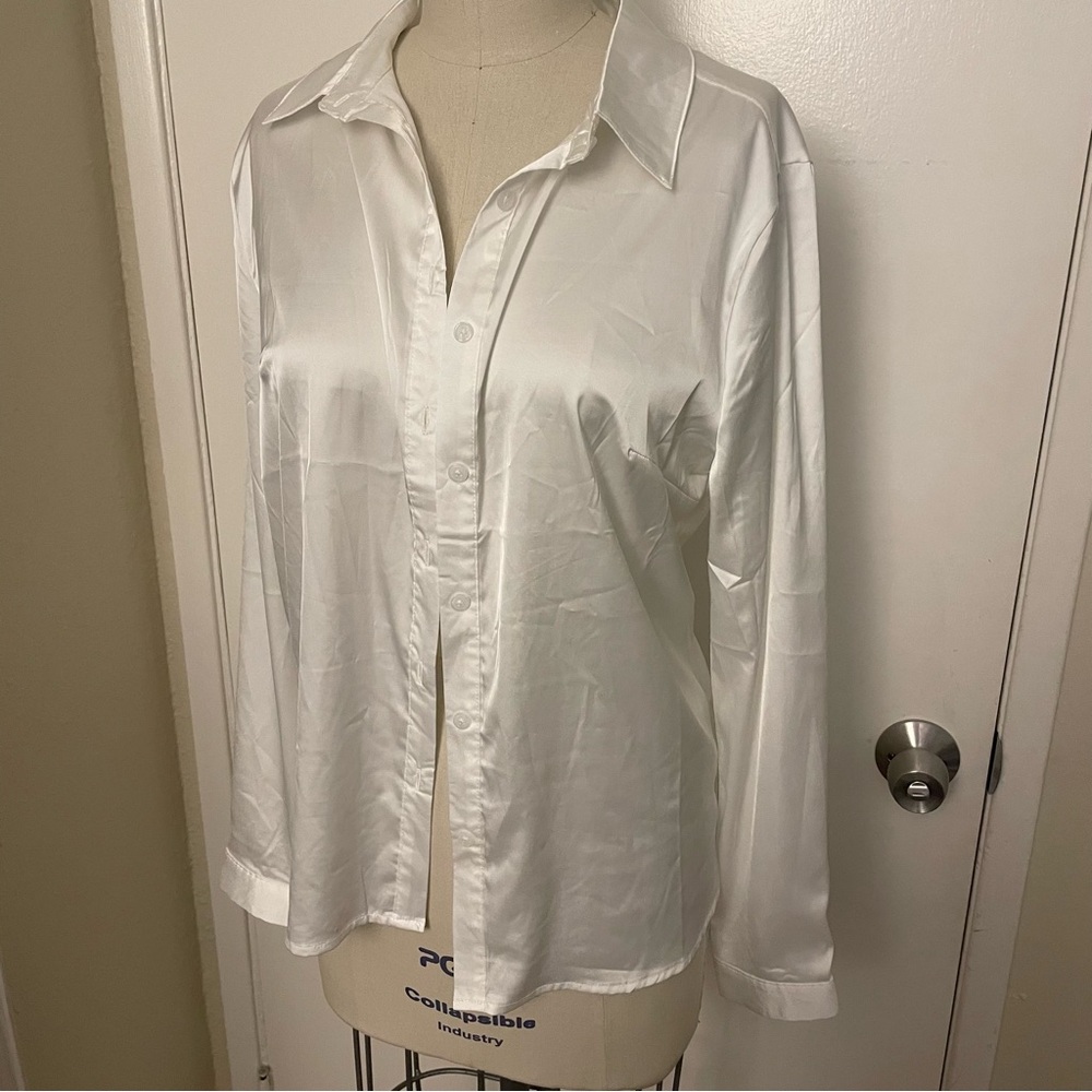 NWT / new with tags Fashion Nova white button down silky shirt in size M